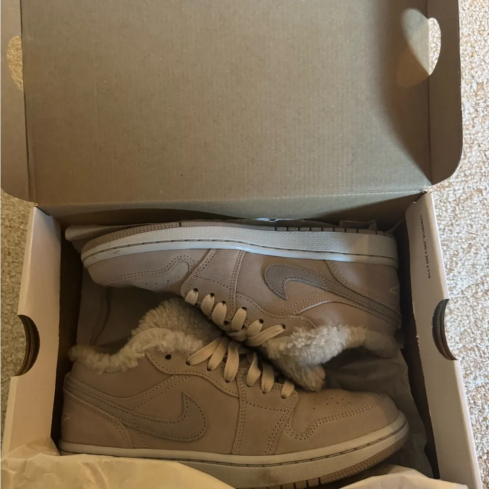 Women’s Air Jordan 1 Low SE Sherpa Fleece - Picture 7 of 11